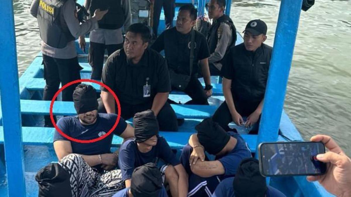 KASUS AMMAR ZONI - Foto Ammar Zoni dan beberapa warga binaan bersiko tinggi (high risk) saat dipindahkan ke Nusakambangan, Cilacap, Jawa Tengah. Ammar Zoni  dianggap sebagai warga binaan berisiko tinggi (high risk)