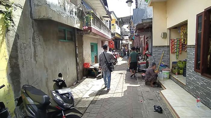 KASUS PENUSUKAN - Lokasi korban MJ (59) terkapar di tengah gang permukiman padat penduduk kawasan Jalan Pragoto II, Simokerto, Surabaya, Jawa TImur pada Kamis (23/4/2026) pagi. Di tubuh korban dipenuhi dengan luka tusukan.