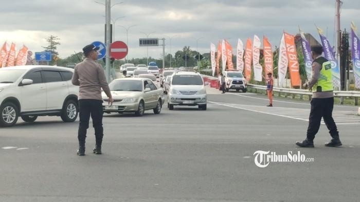 VIRAL PENGEROYOKAN - Lajur exit tol Prambanan menuju arah Candi Prambanan, DIY beberapa waktu lalu. Kasus penganiayaan yang viral di media sosial di sekitar Exit Tol Prambanan, Kecamatan Jogonalan, Kabupaten Klaten, menjadi sorotan publik. Insiden itu terjadi pada Selasa (21/4/2026).