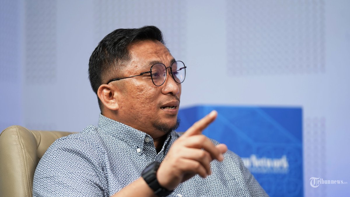 Pakar hukum tata negara dari Universitas Andalas Feri Amsari saat diwawancarai secara khusus oleh Direktur Pemberitaan Tribun Network Febby Mahendra Putra di Studio Tribun Network, Jakarta Pusat, Jumat (19/4/2024). Feri Amsari mengungkapkan pendapatnya terkait jalannya Pemilu 2024 hingga Perselisihan Hasil Pemilihan Umum (PHPU) Pilpres yang sebentar lagi akan diputuskan oleh Majelis Hakim Mahkamah Konstitusi pada pekan depan. TRIBUNNEWS/NICO MANAFE