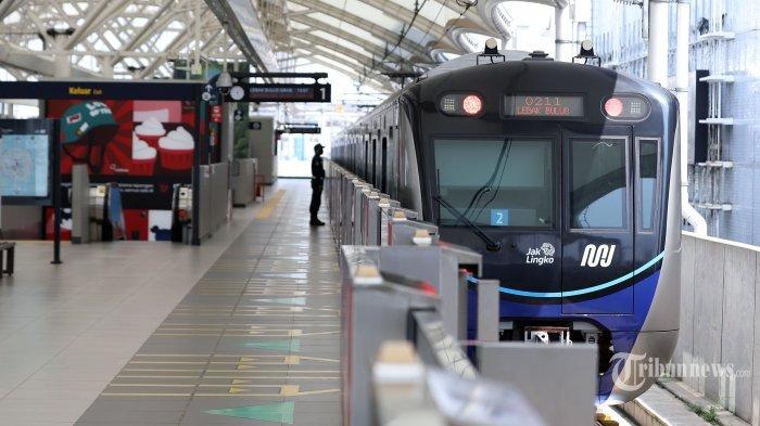 Aktivitas Moda Raya Terpadu (MRT) Jakarta saat akan berhenti di stasiun Blok M, Jakarta Selatan, 