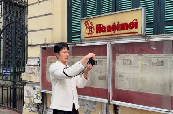 'Chàng rể Việt' Jung Il Woo check-in báo Hà Nội Mới, ăn phở Bát Đàn - Ảnh 1.