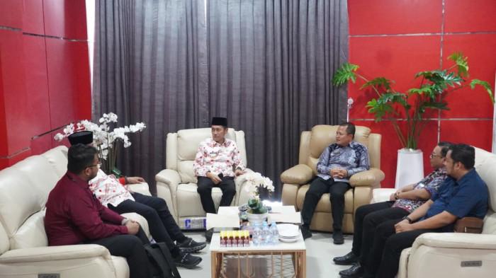 PERTEMUAN - Bupati Bolsel H Iskandar Kamaru bersama Wakil Bupati Deddy Abdul Hamid.0o03