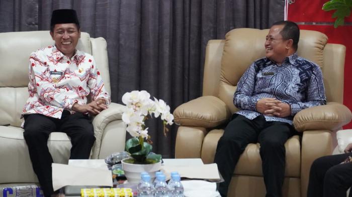 PERTEMUAN - Bupati Bolsel H Iskandar Kamaru bersama Wakil Bupati Deddy Abdul Hamid -09.9