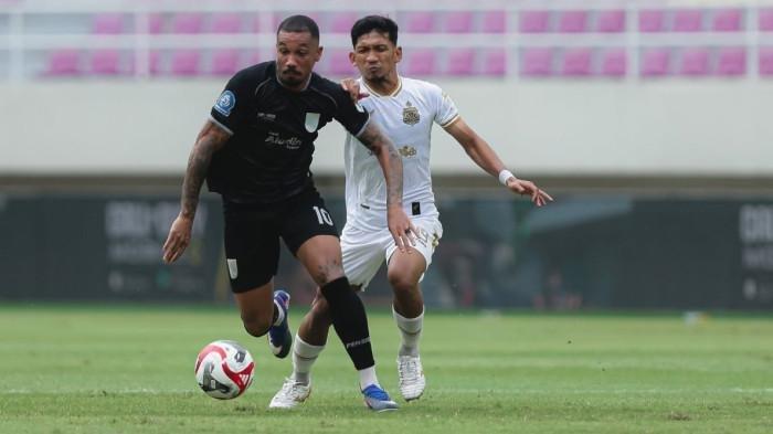 BERDUEL - Aksi pemain Persis Solo, Dimitri Lima (kiri) pada pertandingan melawan Bhayangkara FC, pekan ke-29 Super League di Stadion Manahan Solo, Rabu (22/4/2026) malam WIB.