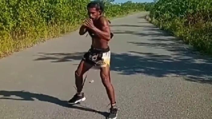 ATLET MMA -- Atlet Mixed Martial Arts (MMA) Hendrikus Rahayaan (HR) ditangkap dan menjadi tersangka pembunuhan Nus Kei pada Minggu (19/4/2026).