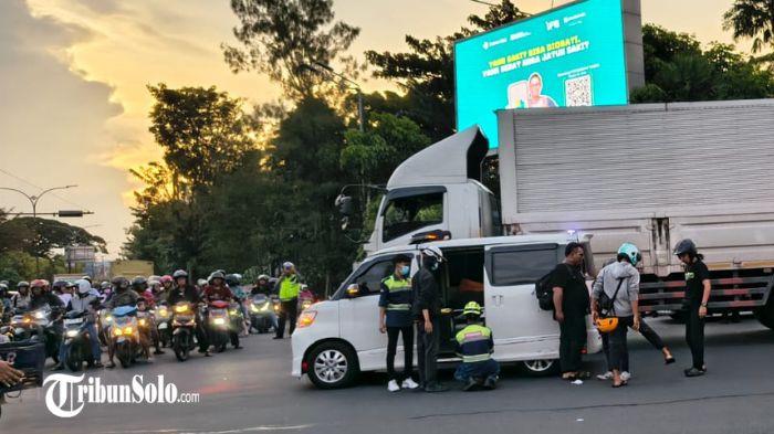 KECELAKAAN MAUT - Kecelakaan maut terjadi di simpang tugu Wisnu Manahan Solo pada Selasa (21/4/2026) sore. Dua perempuan yang mengendarai motor tewas setelah terseret truk boks.