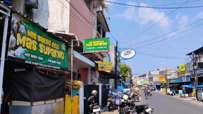 BAKSO MAS SUPARNO - Kondisi terkini mie Bakso Solo Mas Suparno belum beroperasi kembali usai kejadian penganiayaan dilakukan sekelompok orang. Saat ini polisi tengah menyelidiki kasus dugaan pelecehan setelah dilakukan rekontruksi, Rabu (22/4/2026).