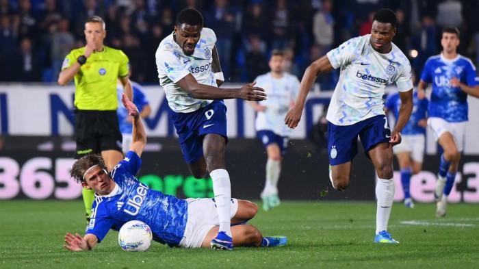 TERSUNGKUR - Aksi Marcus Thuram melewati Nico Paz yang tersungkur di tanah pada laga Como vs Inter Milan, giornata 32 Liga Italia Serie A, di Stadion Giuseppe Sinigaglia, Senin (13/4/2026).