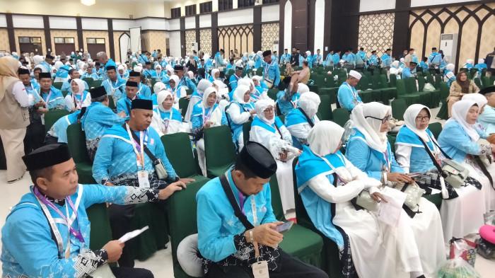 HAJI 2026 - Suasana calon jamaah haji (CJH) Kloter 5 asal Kabupaten Gowa tiba di aula Arafah, Asrama Haji Sudiang, Kecamatan Biringkanaya, Kota Makassar, Sulawesi Selatan, Kamis (23/4/2026).