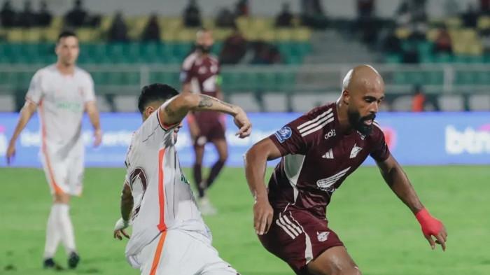 DIAMBANG KELELAHAN - Penyerang PSM Makassar Alex Tank saat melawan Borneo Samarinda FC pada pekan 28 Super League 2025/2026 di Stadion BJ Habibie, Kota Parepare, Sulawesi Selatan (Sulsel), Sabtu (18/4/2026) malam. PSM Makassar diambang kelelahan.