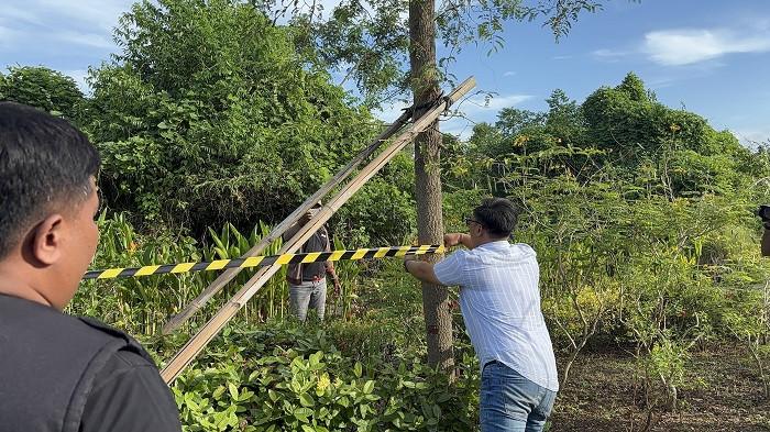 TUTUP - Tim Pansus TRAP DPRD Provinsi Bali menutup sementara Pelabuhan Marina dan lahan pengganti mangrove yang digunakan PT BTID, Kamis (23/4). 