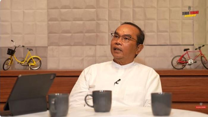 SAIFUL MUJANI - Pendiri Saiful Mujani Research and Consulting (SMRC), Saiful Mujani, saat menjadi narasumber dalam siniar atau podcast yang ditayangkan di YouTube Mahfud MD Official, Selasa (22/4/2026).