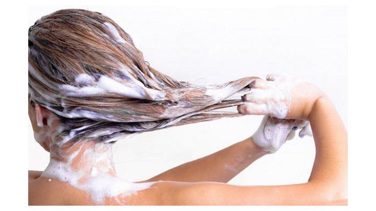 Ilustrasi penggunaan shampoo menjadi produk hair care untuk rambut sehat