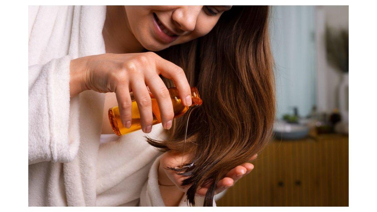 Ilustrasi penggunaan hair oil untuk rambut sehat sehari-hari