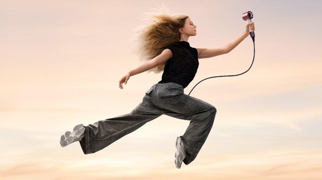 Hair dryer travel dengan teknologi cerdas untuk hasil rambut lebih halus dan berkilau.