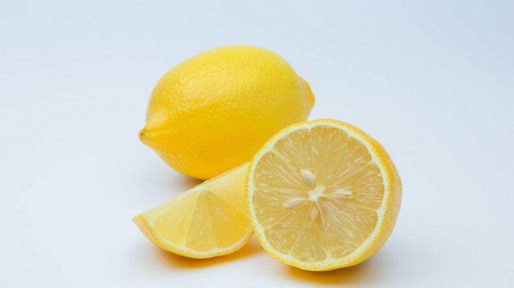 Lemon dapat membantu mengurangi gigi kuning