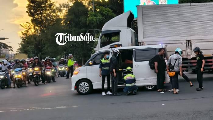 EVAKUASI. Kecelakaan maut terjadi di simpang tugu Wisnu Manahan pada Selasa (21/4/2026) sore. Dua perempuan yang mengendarai motor sampai terseret truk boks.