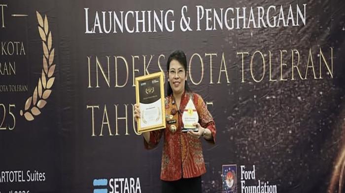 TERIMA PENGHARGAAN - Wali Kota Singkawang, Tjhai Chui Mie, secara langsung menerima penghargaan Peluncuran Indeks Kota Toleran (IKT) Tahun 2025 oleh SETARA Institute di Jakarta. 
