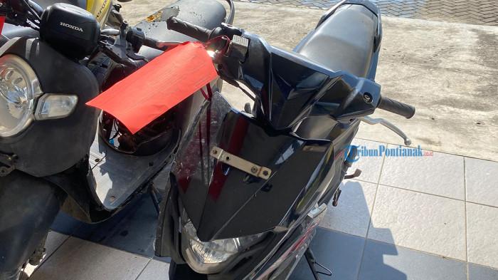 Barang bukti kasus dugaan tindak pidana penggelapan sepeda motor yang terjadi di wilayah Kecamatan Singkawang Timur, Kota Singkawang pada Minggu 5 April 2026 diamankan di Mapolres Singkawang. Berikut kasus penggelapan sepeda motor yang menjerat pelaku bernama Maria Septiana.