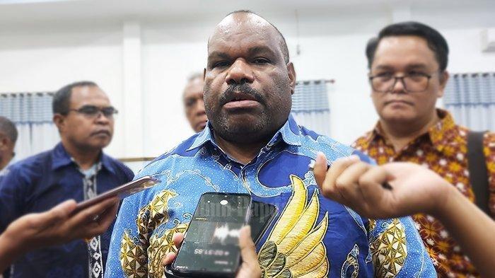 BUPATI KIRIM PESAN - Bupati Yahukimo, Didimus Yahuli, beberapa waktu lalu. Didimus mengirimkan pesan suara agar Kapolres dan Dandim 1715/Yahukimo berkoordinasi untuk menyelamatkan para guru saat OPM membakar SD di Anggruk, Yahukimo, Papua Pegunungan, Jumat (21/3/2025).