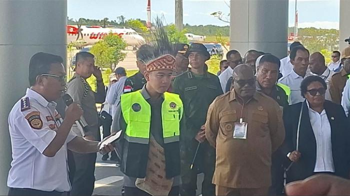 GIBRAN TINJAU BANDARA NABIRE - Wakil Presiden Gibran Rakabuming meninjau pengembangan Bandara Douw Aturure di Kabupaten Nabire, Papua Tengah, Senin (20/4/2026). Terkait pengembangan bandara, Gibran minta dilakukan percepatan agar mampu mengimbangi peningkatan kebutuhan transportasi udara di Papua Tengah