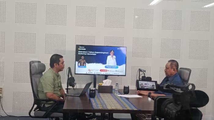 TRIBUN PODCAST -- Content Manager, Aldi Ponge bersama Gubernur Gorontalo, Gusnar Ismail (kanan). Gubernur Gusnar hadir dalam program siniar Tribun Podcast, Rabu malam (22/4/2026).