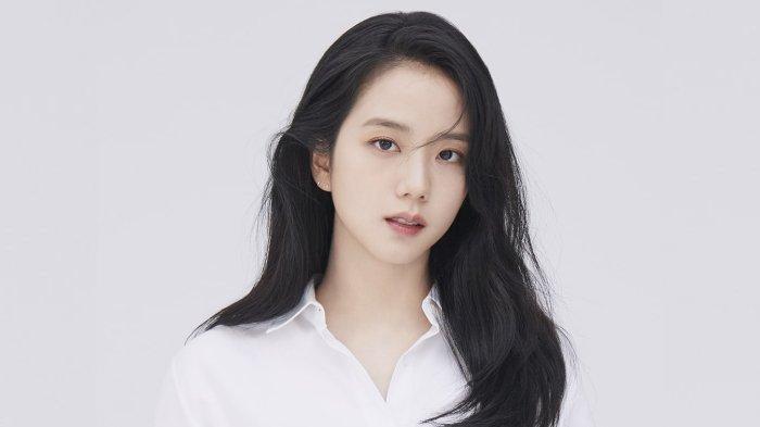 KONTROVERSI KELUARGA JISOO - Jisoo BLACKPINK terlihat di bandara sebelum bertolak ke luar negeri, di tengah sorotan publik terkait kasus dugaan kejahatan seksual yang menyeret nama kakaknya, Kim Jung Hoon, dan memicu spekulasi hubungan keluarga mereka, 2026.
