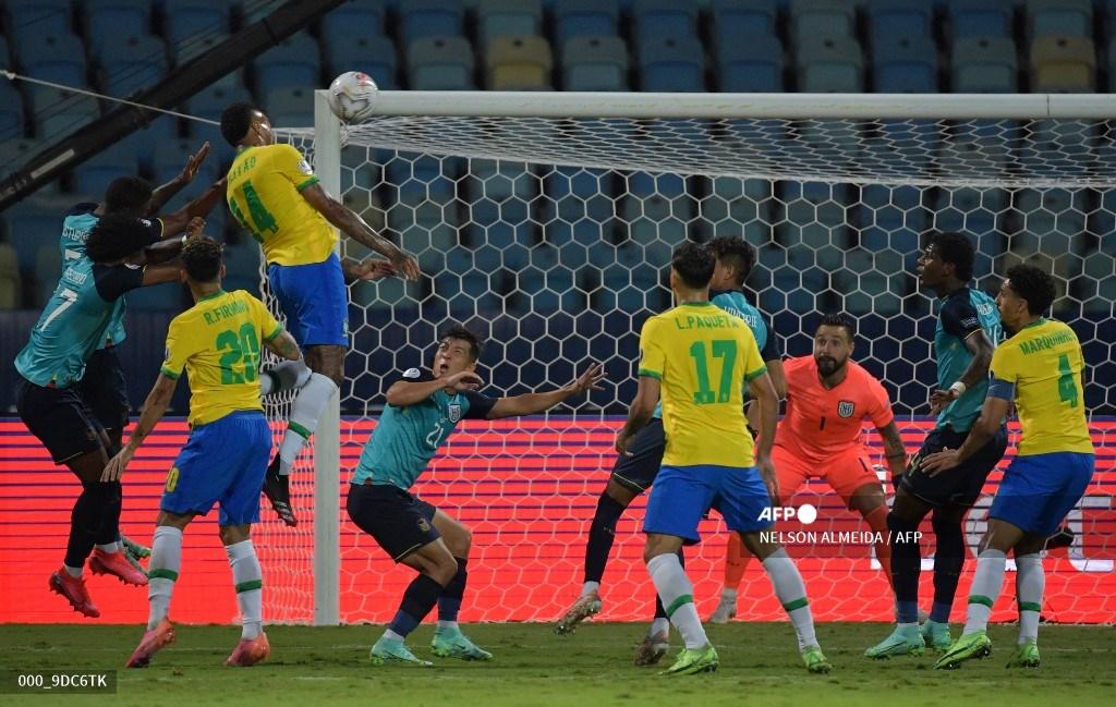 Pemain Brasil Eder Militao (atas) mencetak gol ke gawang Ekuador dalam pertandingan fase grup turnamen sepak bola Conmebol Copa America 2021 di Stadion Olimpiade di Goiania, Brasil, pada 27 Juni 2021.NELSON ALMEIDA / AFP
