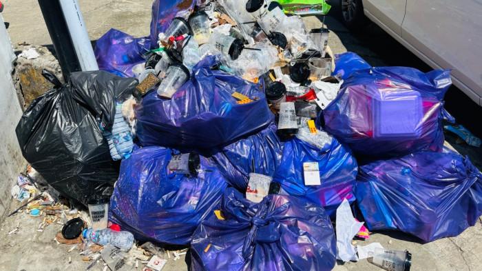 Sampah menumpuk di Jalan Jenderal Sudirman, Kelurahan Simboro, Kecamatan Simboro