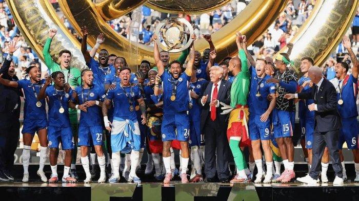 CHELSEA JUARA DUNIA- Chelsea dari Inggris keluar sebagai juara Piala Dunia Antarklub FIFA. Presiden AS Donald Trump menjadi pusat perhatian saat Chelsea dia mengangkat trofi dan disambut dengan cemoohan di final Piala Dunia Antarklub FIFA di Stadion MetLife yang tiketnya terjual habis pada Senin (14/7) dini hari WIB di East Rutherford, New Jersey, AS. Trump dicemooh saat dia terlihat di papan video saat lagu kebangsaan diputar sebelum pertandingan, dan kemudian saat berjalan keluar bersama presiden FIFA Gianni Infantino untuk menyerahkan trofi kompetisi, penghargaan individu, dan medali untuk juara kedua.