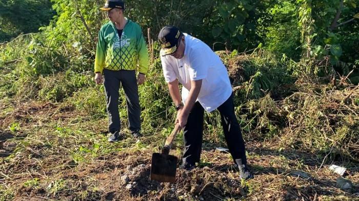 LAHAN PARKIR BARU - Wakil Gubernur DKI Jakarta Rano Karno saat melakukan kerja bakti untuk menyediakan lahan parkir baru sekaligus penertiban parkir yang berada di pinggir jalan