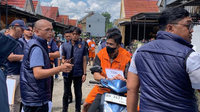 REKONSTRUKSI - Polda Jambi menggelar rekonstruksi rudapaksa remaja 18 tahun di Jambi pada Jumat (24/4/2026). Total ada 4 tersangka kasus rudapaksa ini, termasuk 2 diantaranya pecatan polisi