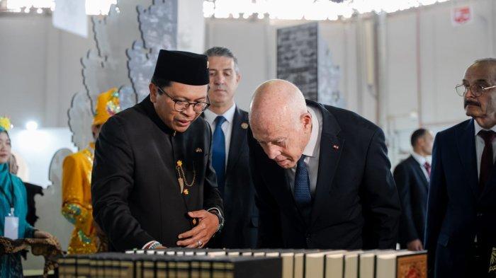 Presiden Tunisia, Kais Said membuka dan mengunjungi Paviliun Indonesia dalam Pembukaan Pameran Buku Internasional Tunisia ke-40 di Elkram, Tunis, Tunisia (23/4). Kegiatan ini dihadiri oleh para Duta Besar negara-negara sahabat. Paviliun Indonesia mengangkat tema 