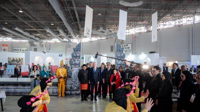 Presiden Tunisia, Kais Said membuka dan mengunjungi Paviliun Indonesia dalam Pembukaan Pameran Buku Internasional Tunisia ke-40 di Elkram, Tunis, Tunisia (23/4). Kegiatan ini dihadiri oleh para Duta Besar negara-negara sahabat. Paviliun Indonesia mengangkat tema 