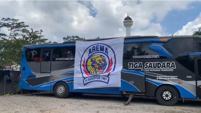 KEDATANGAN AREMANIA - Kedatangan bus Aremania di Braga, Kota Bandung, yang disambut oleh bobotoh, Jumat (24/4/2026)