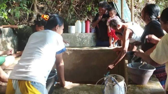 KRISIS AIR - Musim kemarau yang melanda wilayah kepulauan Kabupaten Kepulauan Sangihe mulai memicu krisis air bersih di Kecamatan Tatoareng, Jumat (24/04/2026)