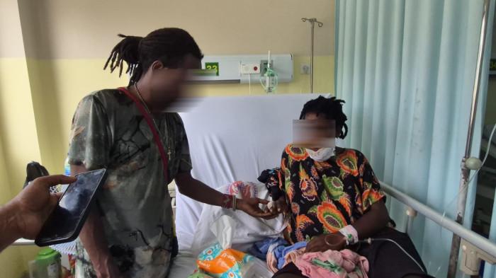 KORBAN OPERASI MILITER - Salah satu korban operasi militer, Anite Telenggen (17) ibu hamil yang menjadi korban penembakan di Kampung Tenoti, Distrik Kembru, Kabupaten Puncak, Papua Pegunungan. Anite Telenggen dievakuasi oleh pemerintah untuk menjalani perawatan di salah satu RSUD di luar Papua Tengah.