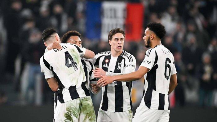 MERAYAKAN GOL - Para pemain Juventus melakukan selebrasi gol dalam pertandingan melawan PSV di babak play-off 16 besar Liga Champions di Allianz Stadium, Rabu (12/2/2025). Juventus menang 2-1, itu merupakan kemenangan ketiga beruntun di musim ini. (Laman Resmi Juventus).