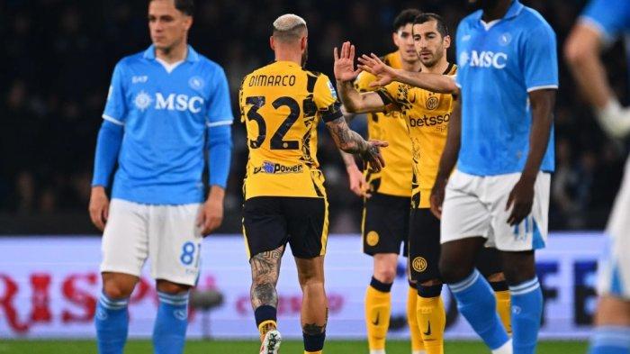 SELEBRASI DIMARCO - Selebrasi gelandang Inter Milan, Federico Dimarco (dua dari kiri) saat melawan Napoli pada pekan ke-27 Liga Italia di Stadion Diego Armando Maradona, Minggu (2/3/2025) dini hari WIB. Duel Napoli vs Inter Milan berakhir imbang 1-1. (Laman Resmi Inter Milan)