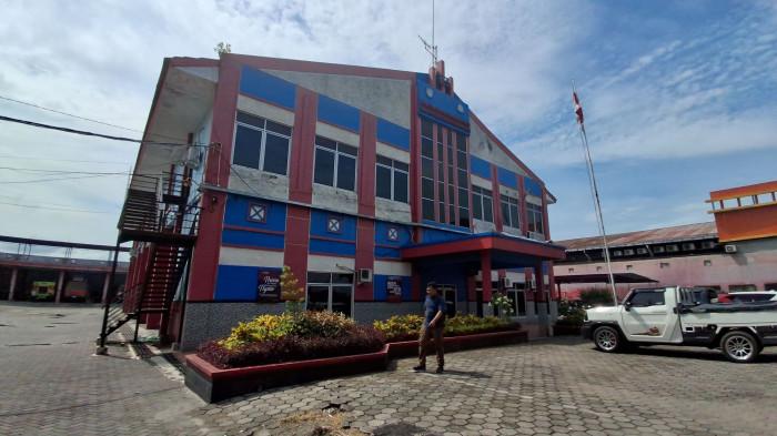 DAMKAR SEMARANG - Area depan gedung Damkar Kota Semarang. Aksi laporan kebakaran palsu yang sempat membuat petugas Dinas Pemadam Kebakaran (Damkar) Kota Semarang geram kini ditindaklanjuti Damkar. Tidak lagi sekadar evaluasi internal, Damkar bergerak ke jalur hukum sambil memberi 