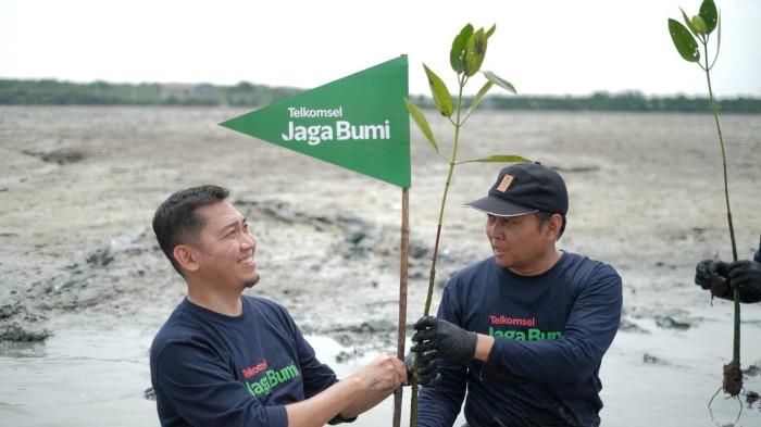 Telkomsel kembali menggelar inisiatif pelestarian lingkungan pada peringatan Hari Bumi, 22 April 2026 bertajuk Telkomsel Jaga Bumi Movement di berbagai wilayah Indonesia. Inisiatif ini dilakukan untuk menekan jejak emisi karbon secara kolektif dan membuka ruang aksi langsung bagi masyarakat, dengan menggelar kompetisi inovasi hijau bagi generasi muda, hingga memfasilitasi ratusan juta pelanggan untuk mendonasikan pohon lewat penukaran Telkomsel Poin.