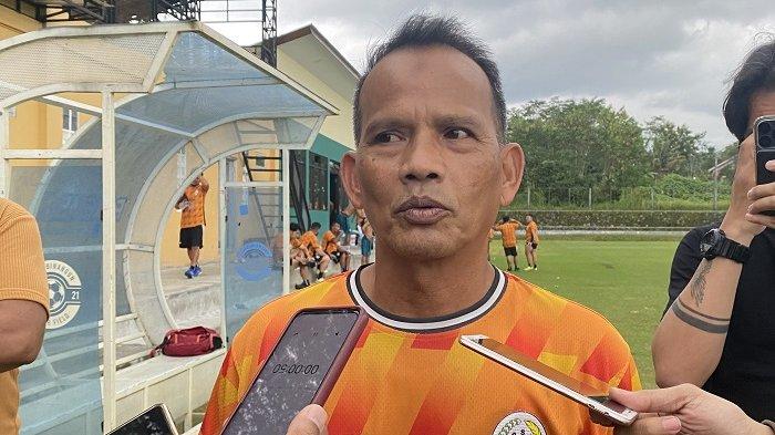 Pelatih PSS Sleman, Ansyari Lubis saat ditemui di lapangan Pakembinangun, Sleman beberapa waktu lalu.