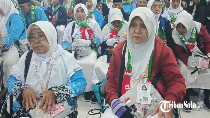 TIBA DI EMBARKASI - Jemaah calon haji kloter pertama tiba di gedung Jeddah Asrama Haji Donohudan, Selasa (21/4/2026). Kedatangan ini menjadi awal rangkaian pemberangkatan jemaah haji melalui Embarkasi Solo tahun ini.