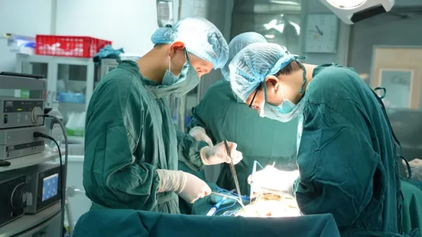 Cứu sống bệnh nhân 'đi tiểu ra phân' hiếm gặp - Ảnh 1.