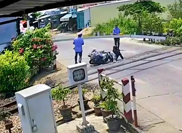 Chạy xe máy vượt đèn đỏ qua đường sắt, người đàn ông tông gãy thanh chắn - Ảnh 1.