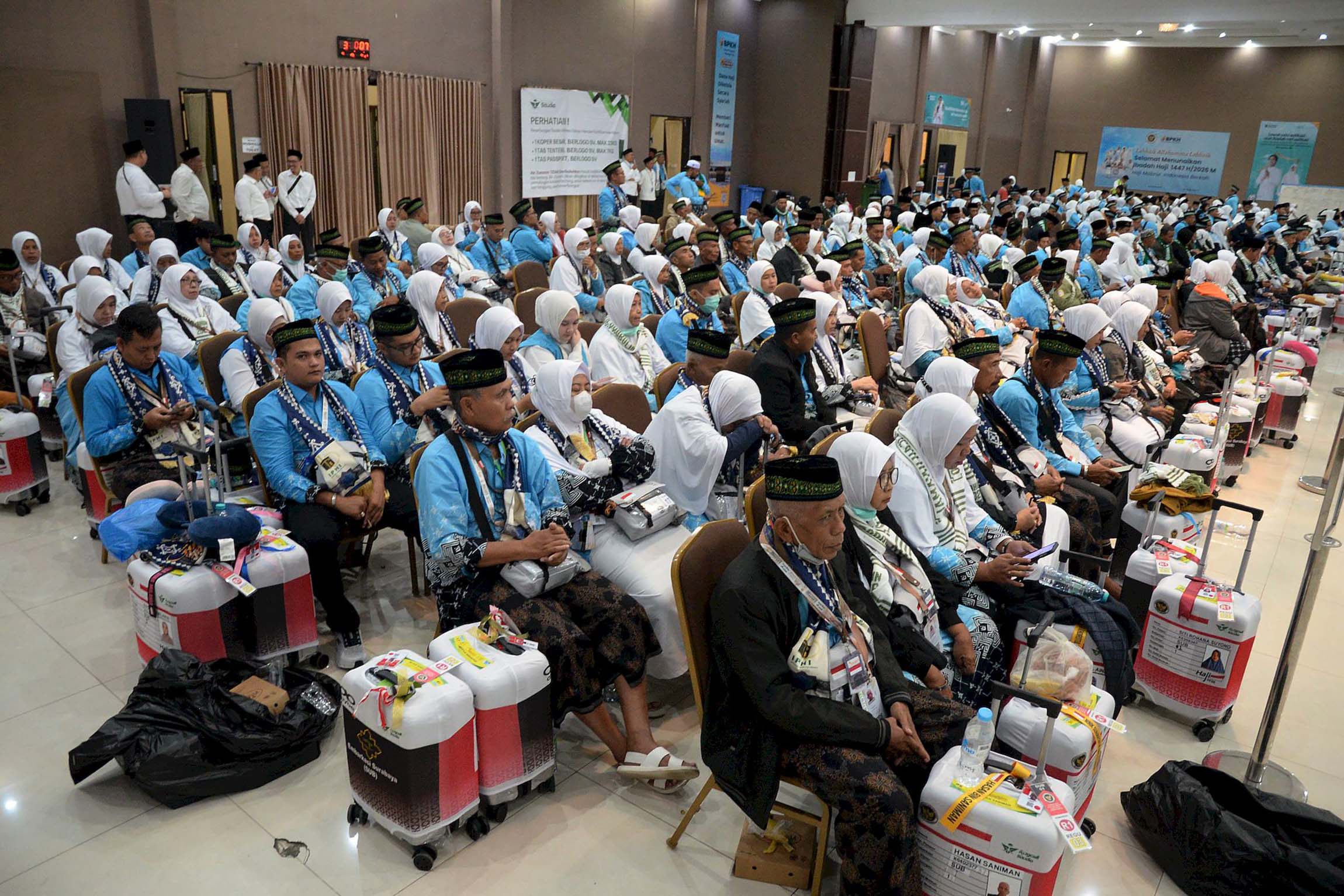 KEBERANGKATAN PERTAMA - Rombongan bus yang berisi 380 jemaah kloter pertama yang terdiri 376 calon haji dan 4 petugas pendamping mulai berangkatkan di depan Graha Bir Ali Asrama Haji Sukolilo Surabaya , Rabu (22/4/2026) pagi. Jemaah calon haji asal Kabupaten Probolinggo yang tergabung dalam kelompok terbang (kloter) pertama embarkasi Surabaya ini mengikuti prosesi sejak pukul 02.00, diberangkatkan menuju Bandara pada pukul 06.00 dan terbang menggunakan maskapai Saudi Arabian Airlines, dengan nomor penerbangan SV 5347 pada pukul 09.30. (SURYA/HABIBUR ROHMAN)