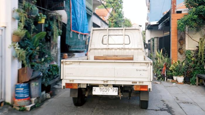 ANDALAN - Mebel A’rois mengandalkan Daihatsu GranMax pick up sebagai armada utama untuk mengirim furnitur ke pelanggan.