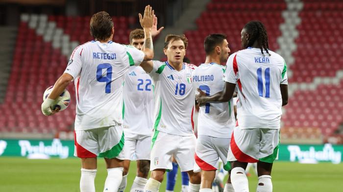 PERAYAAN GOL - Selebrasi para pemain timnas Italia setelah mencetak gol ke gawang Israel pada pertandingan lanjutan Kualifikasi Piala Dunia 2026 zona Eropa berlangsung di Stadion Nagyerdei, Hungaria, Selasa (9/9/2025) dini hari WIB. Italia menang 5-4.