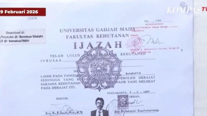 SALINAN IJAZAH - Salinan ijazah Jokowi dari KPU RI yang ditunjukkan Bonatua Silalahi di gedung KPU RI, Jakarta, Senin (9/2/2026). Bonatua Silalahi kini menantikan salinan ijazah dari KPU DKI dan KPU Solo.